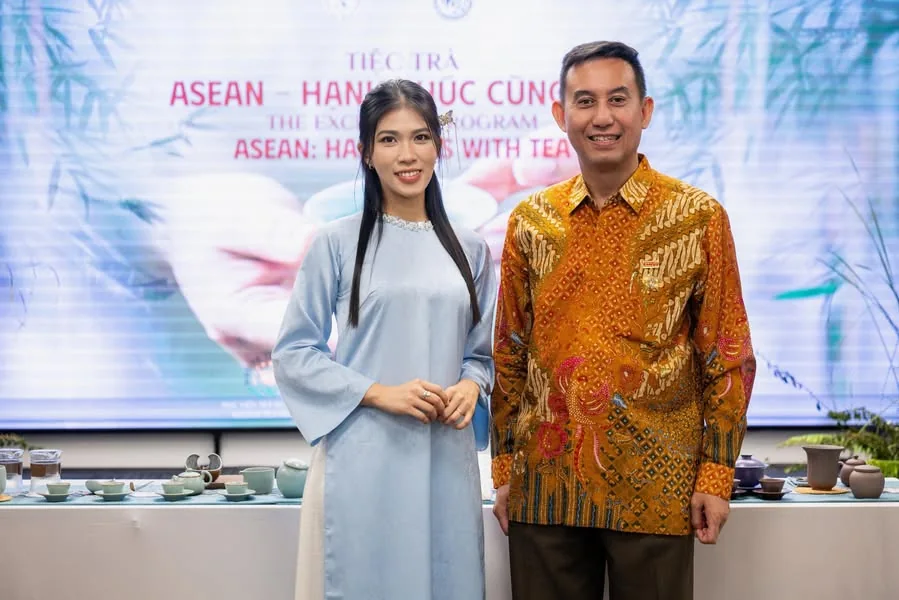Vy Đan trong áo dài xanh nhạt cùng Tổng Lãnh sự Indonesia