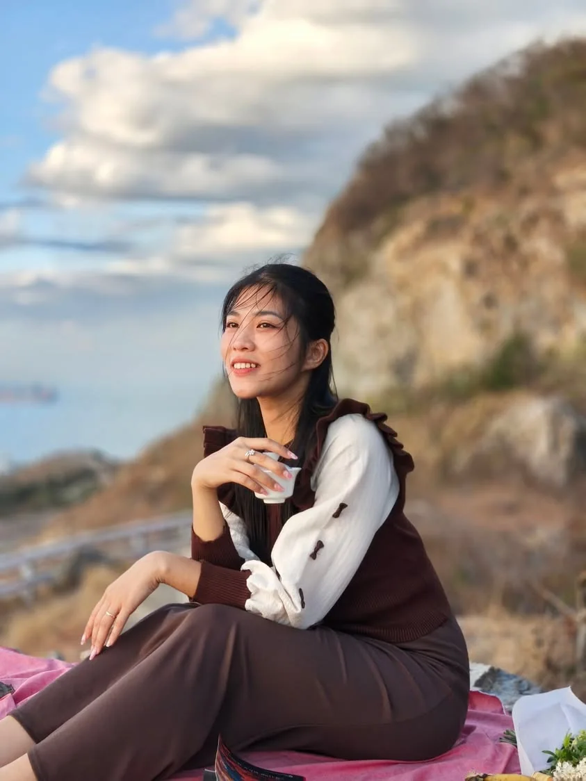 Vy Đan ngồi bên chén trà trên triền núi nhìn ra biển Vũng Tàu