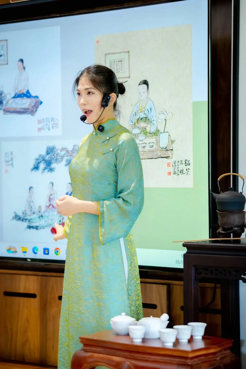 Vy Đan đứng lớp về văn hóa trà trong áo dài xanh ngọc