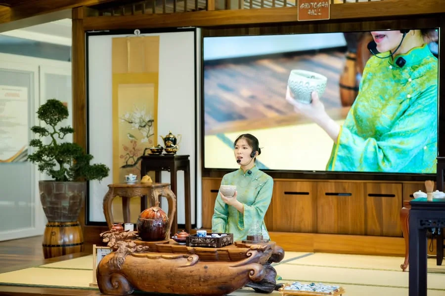 Lớp trà trong ngôi nhà gỗ giữa rừng