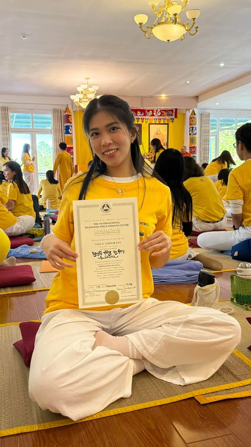 Vy Đan cầm chứng chỉ Yoga Siromani tại khóa học Sivananda