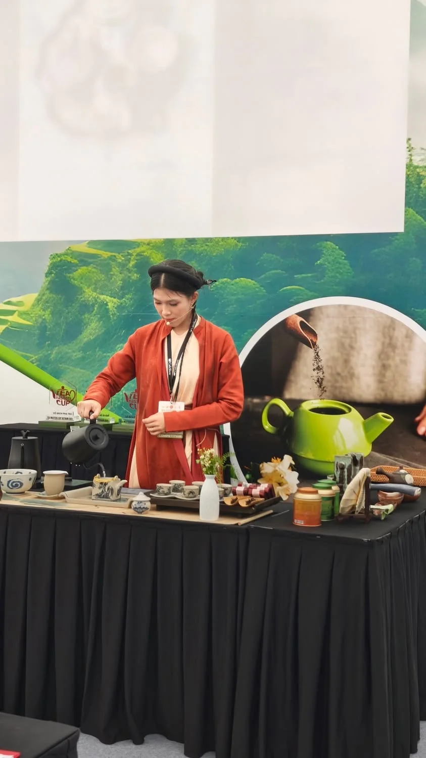 Vy Đan trong áo đỏ giao lĩnh pha trà tại bàn trà sự kiện