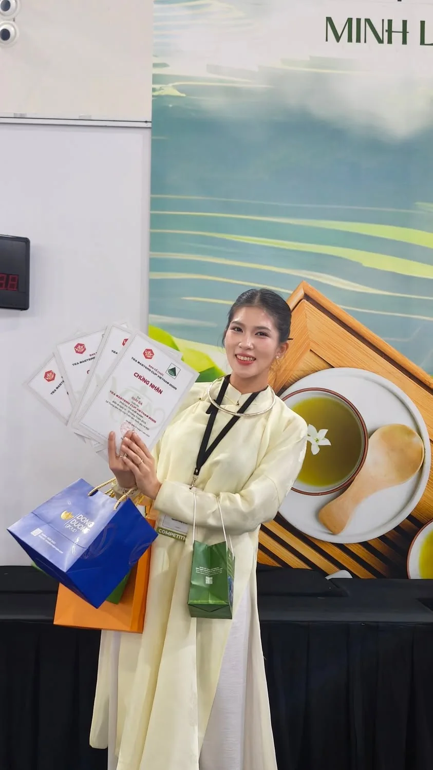 Vy Đan cầm các giấy chứng nhận giải thưởng tại Tea Masters Cup Việt Nam 2025