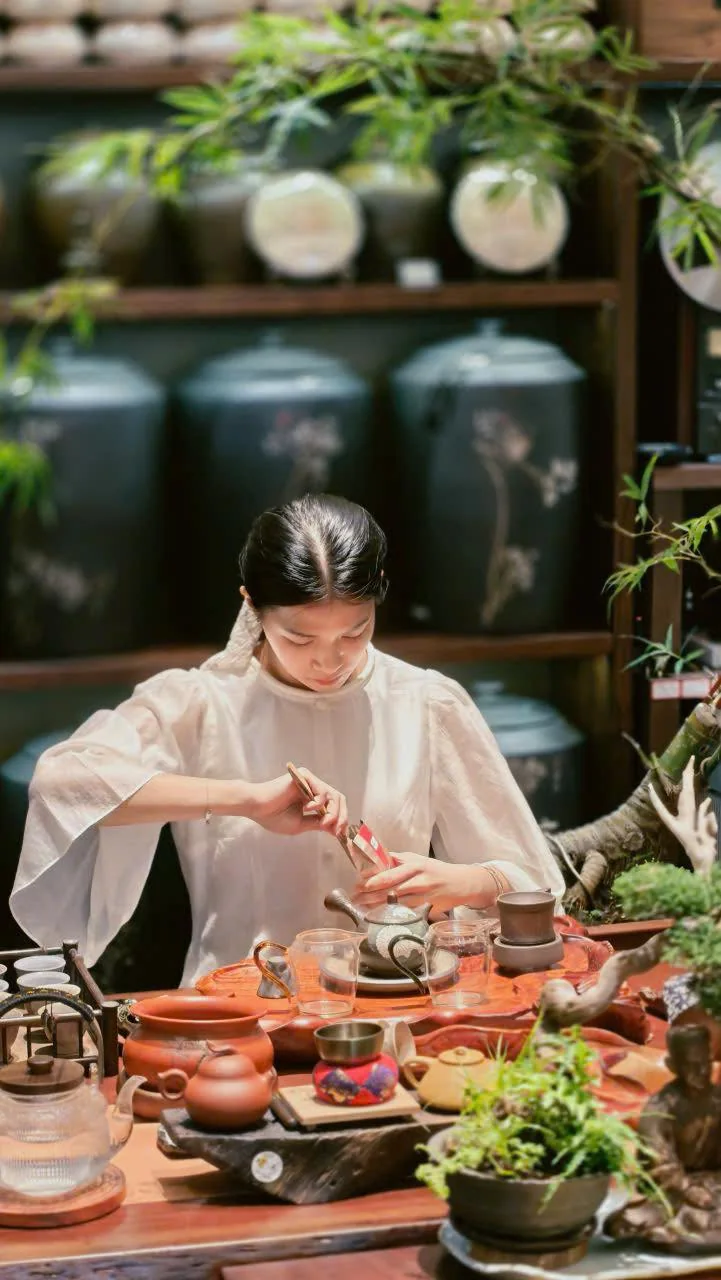 Vy Đan bên bàn trà giữa những chum trà ở Mermaid Trà