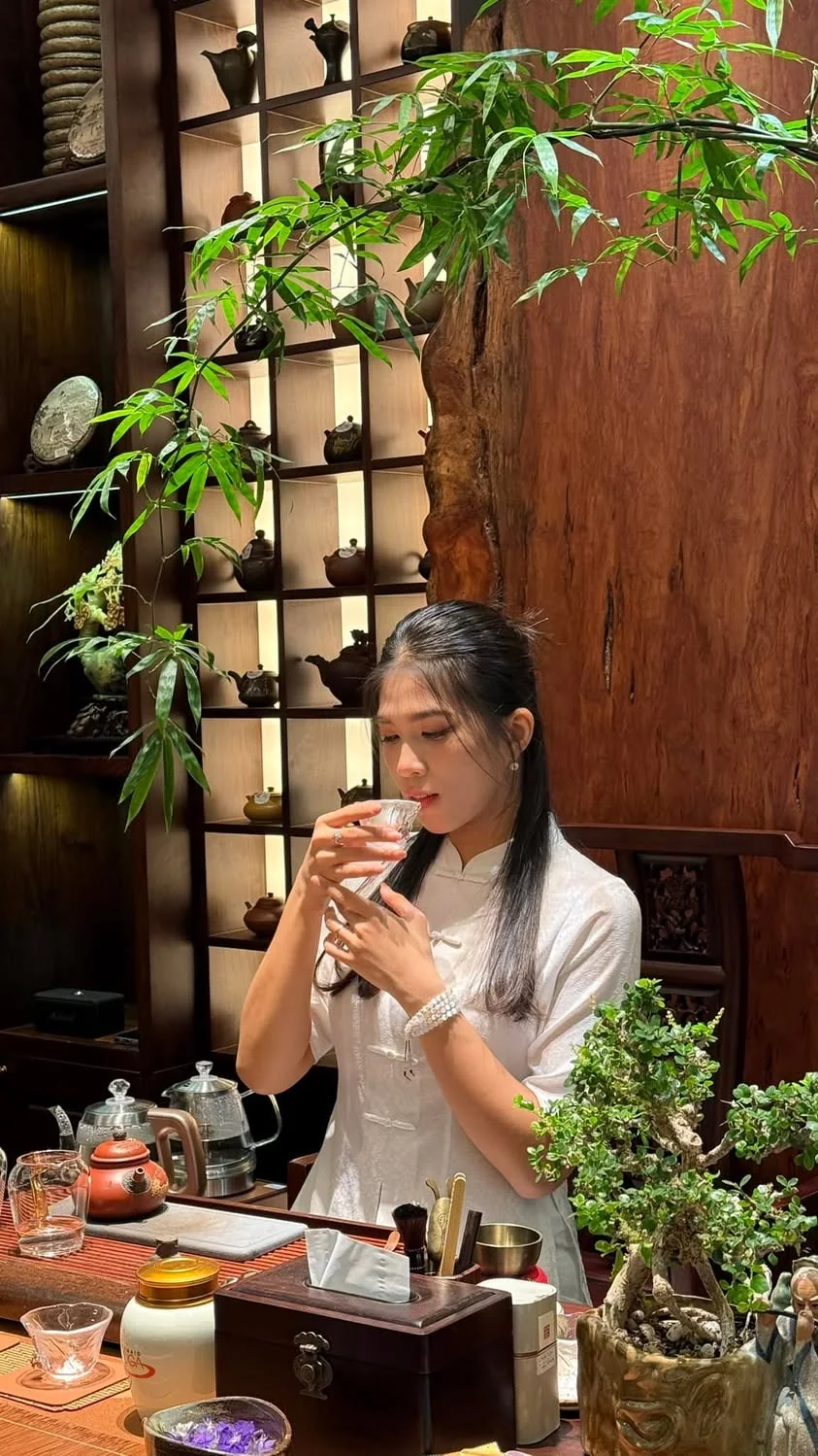 Vy Đan thưởng trà trong trà thất Mermaid Trà