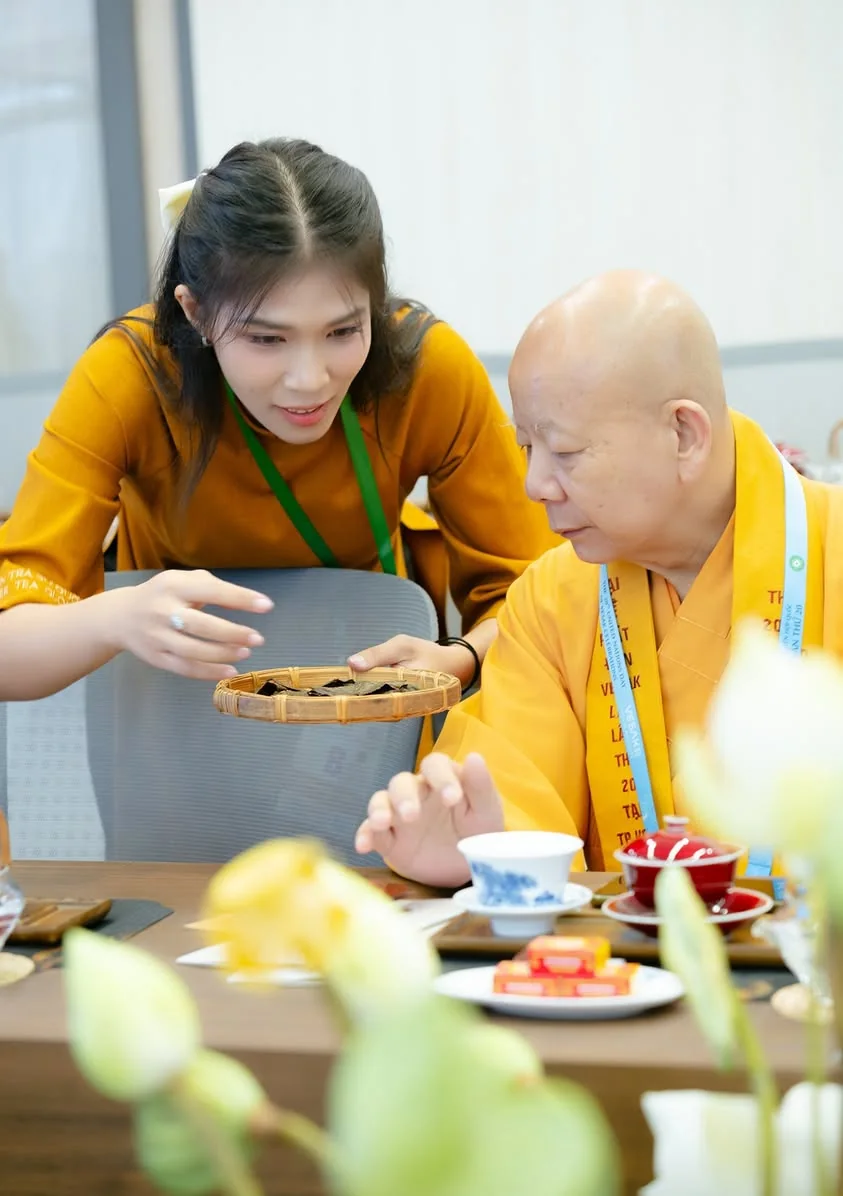 Vy Đan dâng trà tại khu vực khách mời Đại lễ Vesak 2025