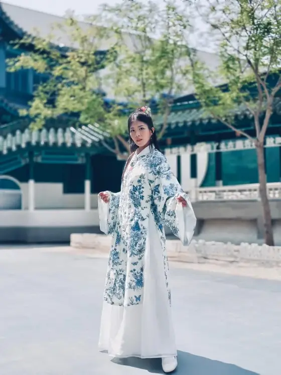 Vy Đan áo xanh hoa văn men lam trong vườn cổ