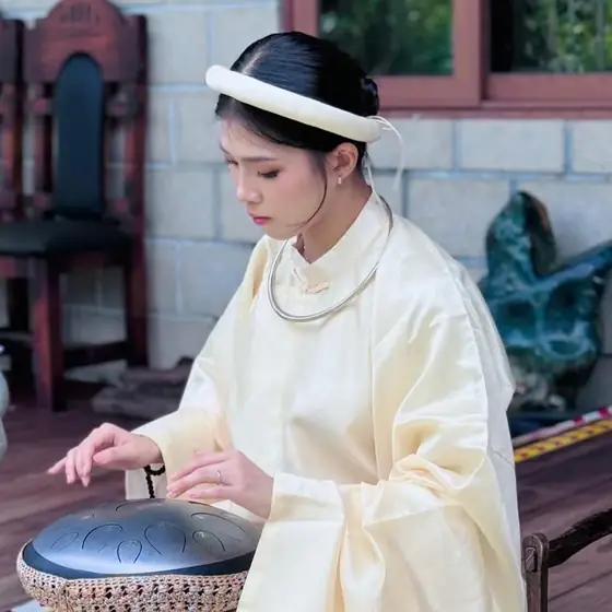 Vy Đan pha trà trong áo trắng cổ phục