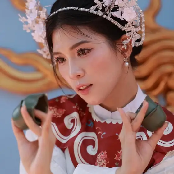 Chân dung Vy Đan với mũ hoa cổ phục