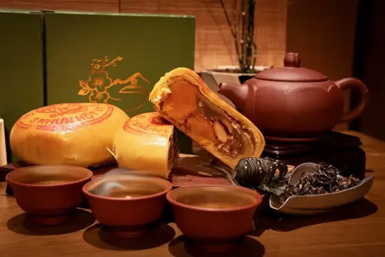Ấm trà, chén trà và bánh Trung Thu